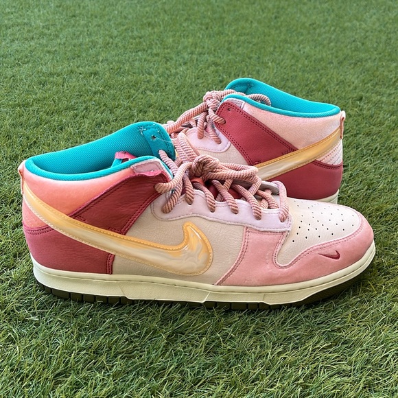 nike mid dunk social status